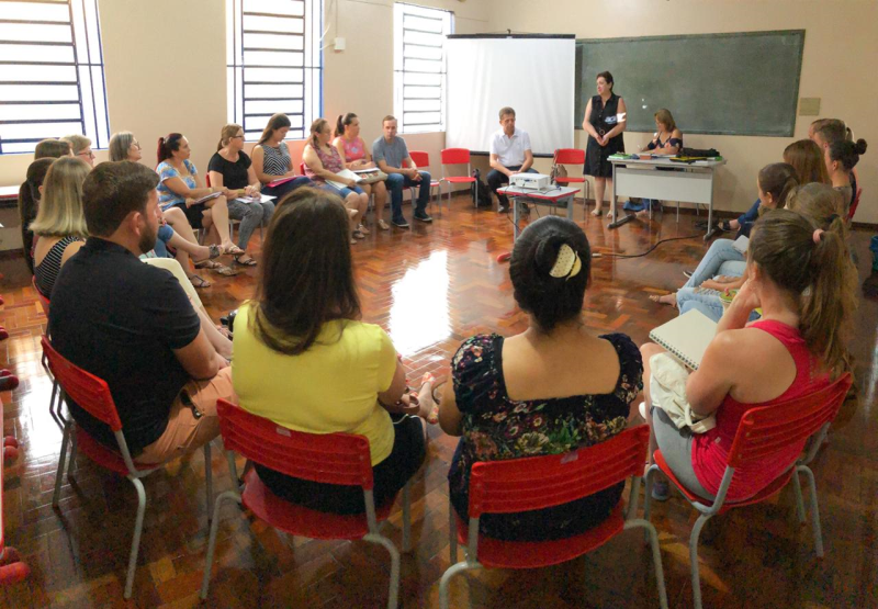 ENCONTRO PEDAGÓGICO REÚNE PROFESSORES E DEBATE RETORNO AS SALAS DE AULA.